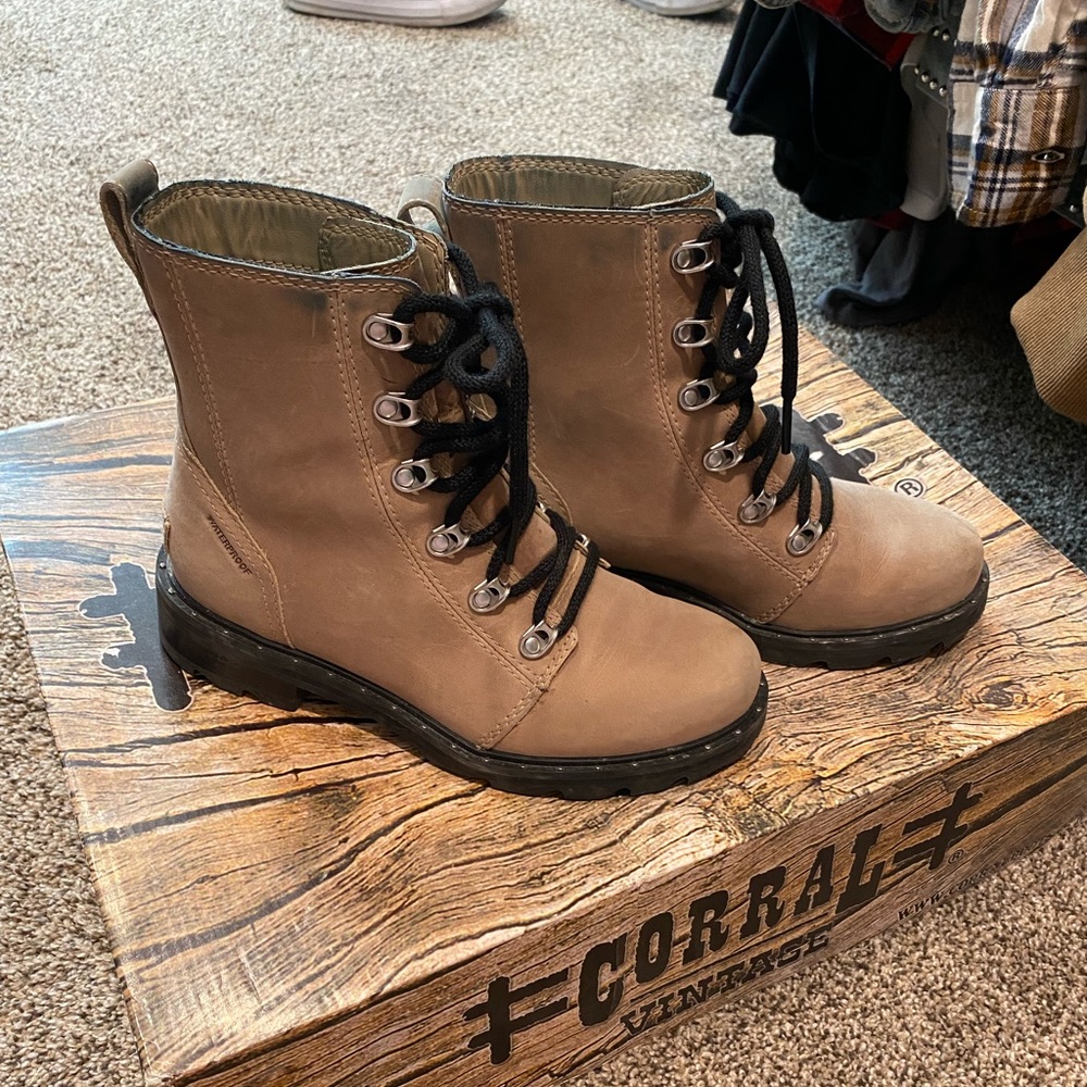 Sorel boots. Womens size 6. Bought last Christmas. So comfy. Waterproof.